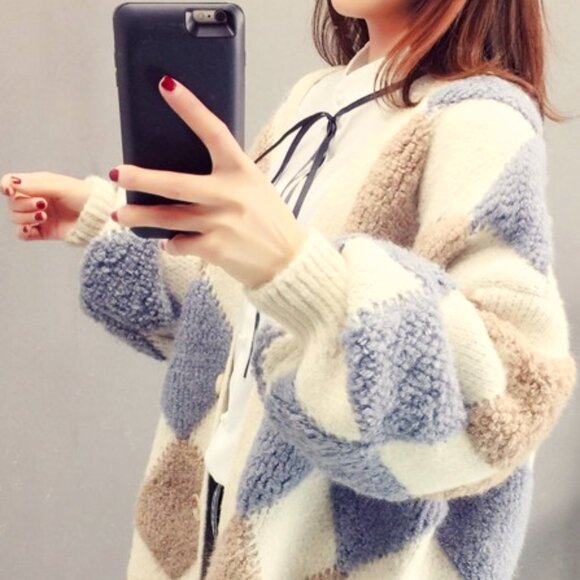 OVERSIZED ARGYLE PRINT IN CREAM, TAN, NAVY, BROWN & GREY TORTOiSE BUTTON CARDI - Picture 4 of 5